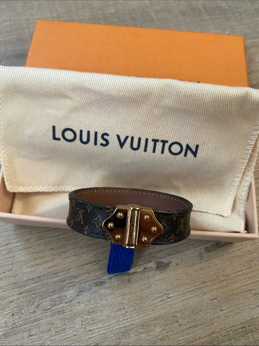 Louis Vuitton Nano Monogram bracelet.
Very good condition
Size 6”